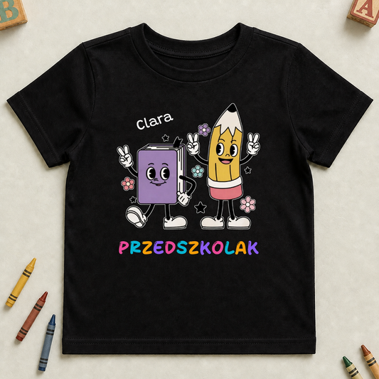 Koszulka dziecięca gotowy na przedszkole/szkołę z imieniem #6621 — mockup cmss0kue30035p12kve6cl85h
