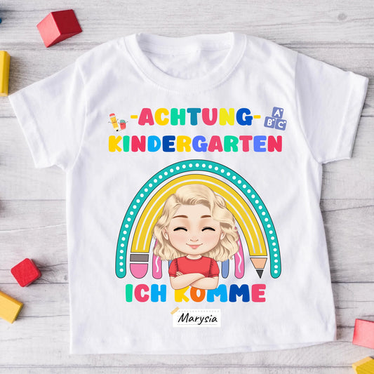 Personalisiertes T-Shirt Achtung Kindergarten ich komme #965
