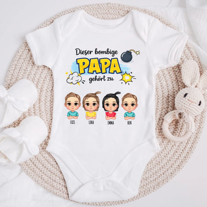 Personalisiertes T-Shirt für Papa und Kinder – Bomben-Papa gehört zu | Geschenk zum Vatertag #2328