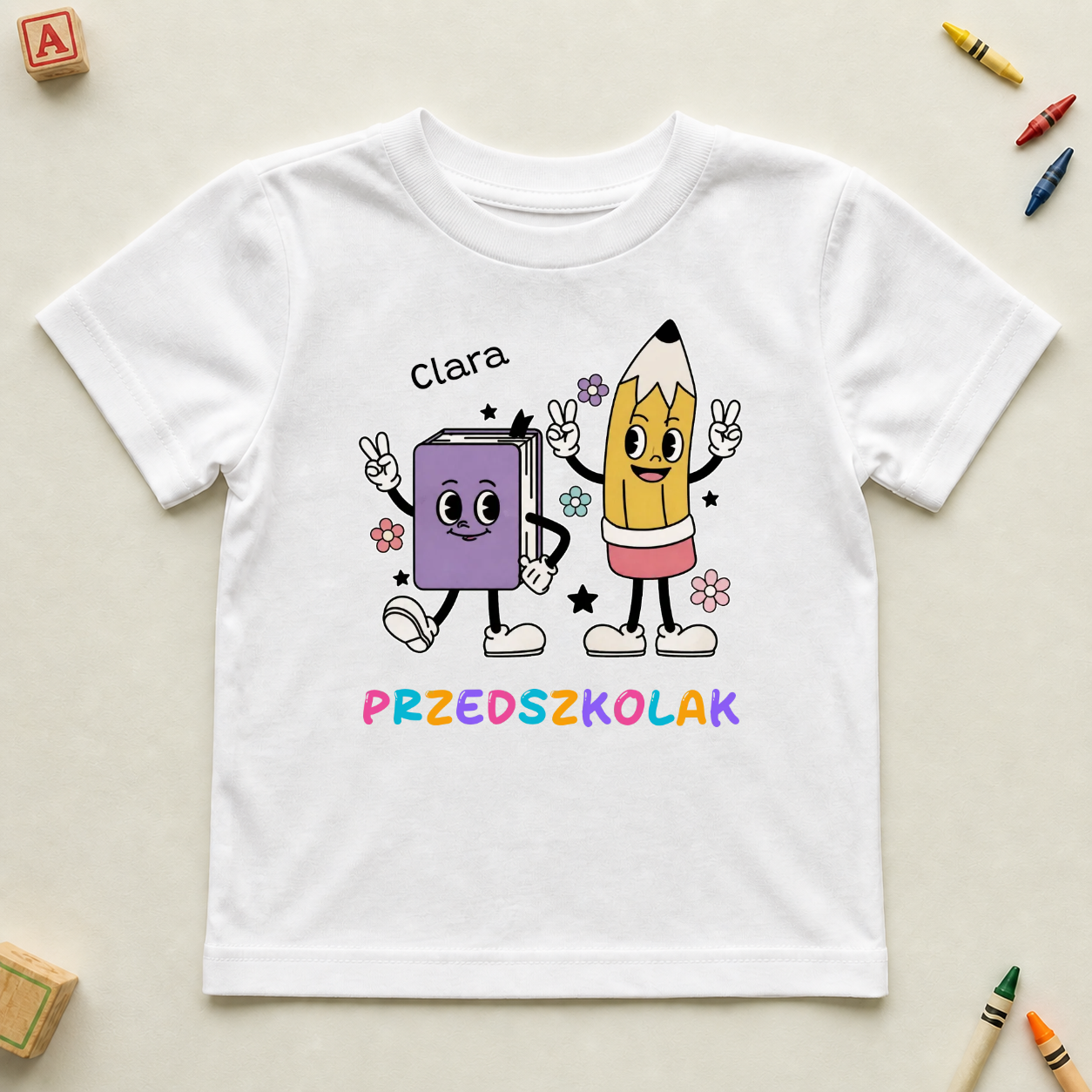 Koszulka dziecięca gotowy na przedszkole/szkołę z imieniem #6621 — mockup cmss0kudt002zp12kz3zzjfx6