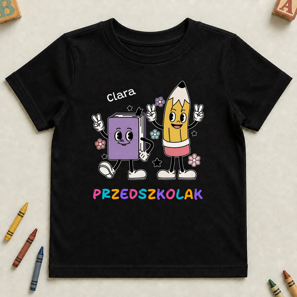 Koszulka dziecięca gotowy na przedszkole/szkołę z imieniem #6621 — mockup cmss0kue30035p12kve6cl85h