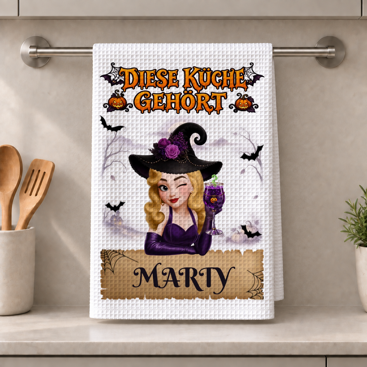 Küchentuch (Geschirrtuch) – Diese Küche gehört zu – Personalisiertes Halloween-Geschenk #500972