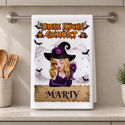Küchentuch (Geschirrtuch) – Diese Küche gehört zu – Personalisiertes Halloween-Geschenk #500972