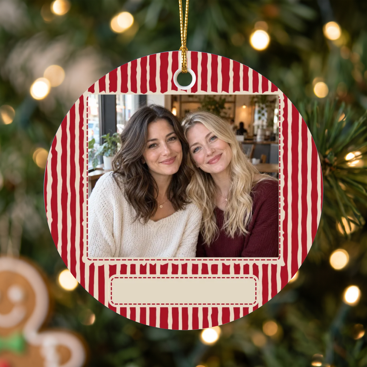 Weihnachtsbaumschmuck mit Foto im Vintage-Rahmen - Personalisiert #45726 [PC-MOCKUP:cmv91dd6l00cvpcs47ehx01s5:99a1ca3a72554bb4fae3847f:99a1ca3a72554bb4fae3847f364282bbeb7fc64fe4054f579bd78a9f67592569]
