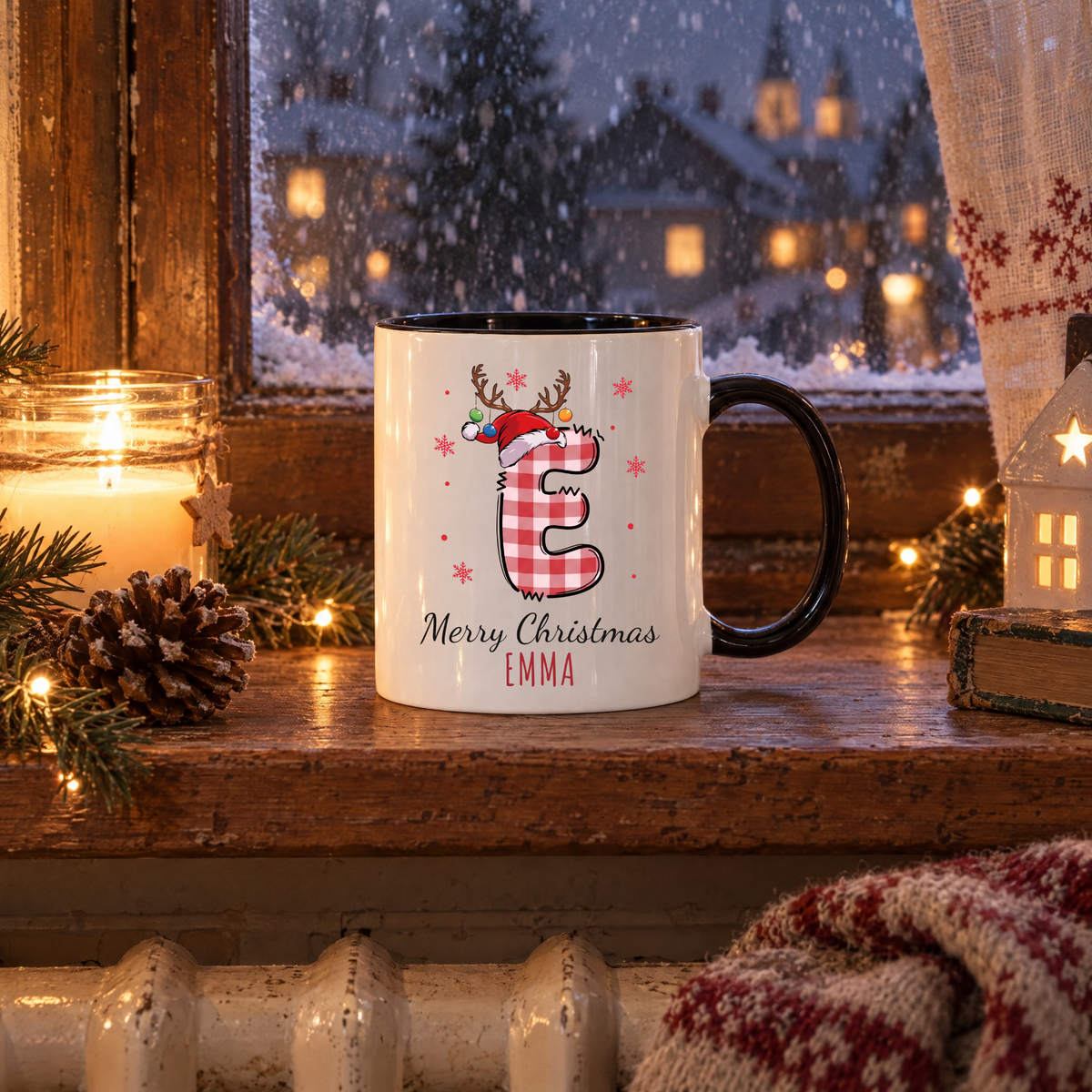 Weihnachtsbecher mit Initiale und Vornamen – Personalisiert #58365 [PC-MOCKUP:cmvvkyxhq00bpqezooqutxr7p:89d32327bc8fe528984ea69a:89d32327bc8fe528984ea69a2ea21abf940e28ba7929cc5d6a7465289e3fe7c9]